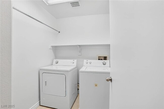 Building Photo - 2872 Strathallan Ave