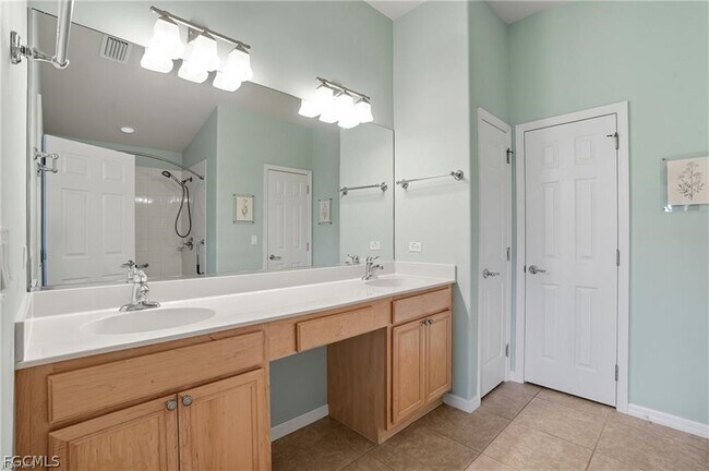 Building Photo - 2427 Woodbourne Pl