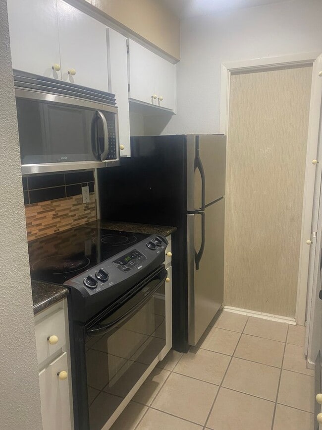 Building Photo - LAW SCHOOL SPECIAL - 1BD PLUS STUDY / 2BD/1BA