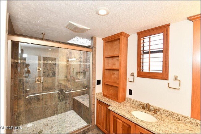 Building Photo - 5900 Mira Hermosa Dr