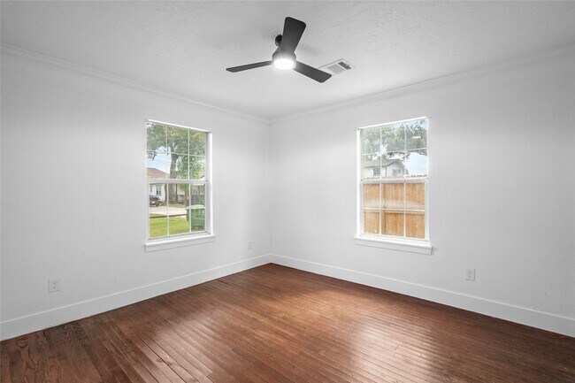 Building Photo - 909 Knight St