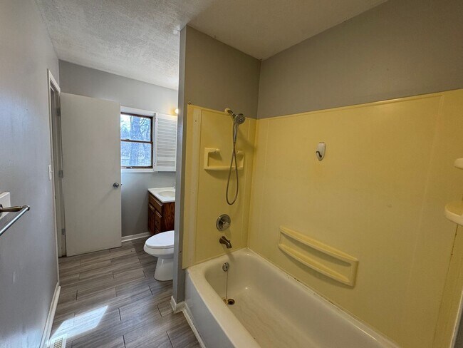 Building Photo - 3 bedroom 2 bath home in Bettendorf