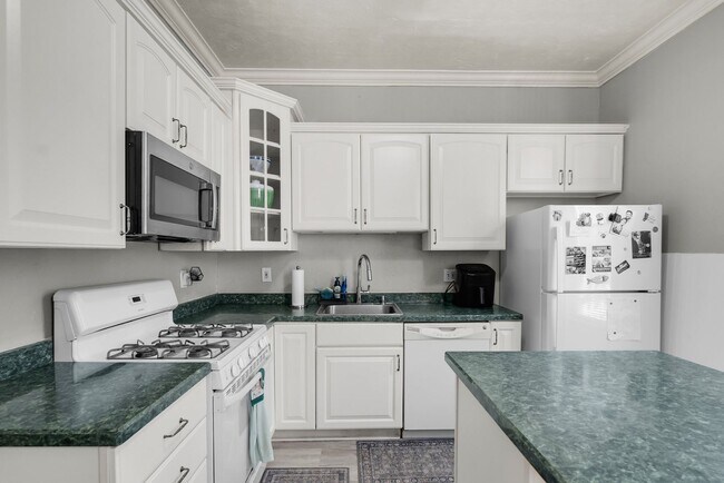 Building Photo - 2 BR+ Den/office, 2 bath Bloomfield/Upper ...