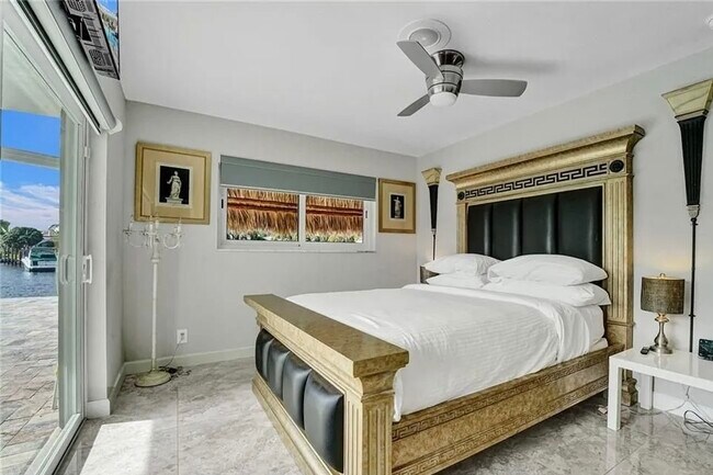 Building Photo - 2830 NE 55th St