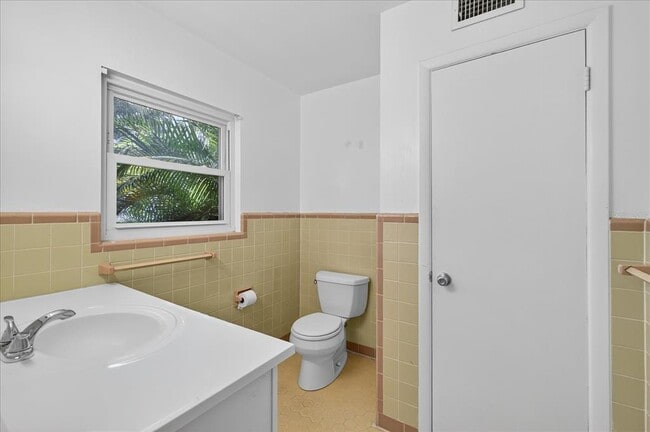 Building Photo - 215 Edgewater Dr