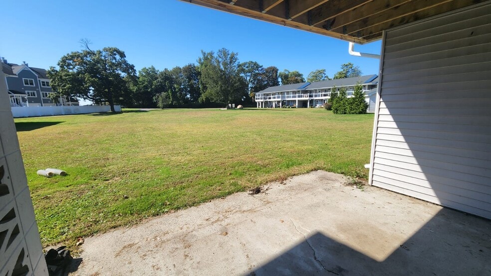 Building Photo - 127 Cosey Beach Ave