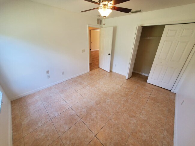 Building Photo - 1049 SW Ingrassina Ave