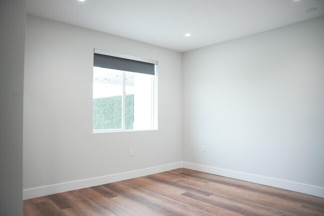 Building Photo - 8940 Reseda Blvd