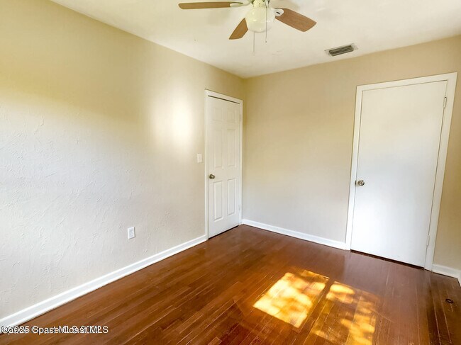 Building Photo - 919 Kensington Dr