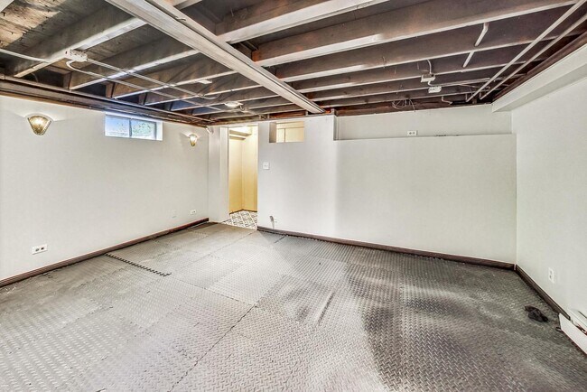 Building Photo - 129 E 55th St