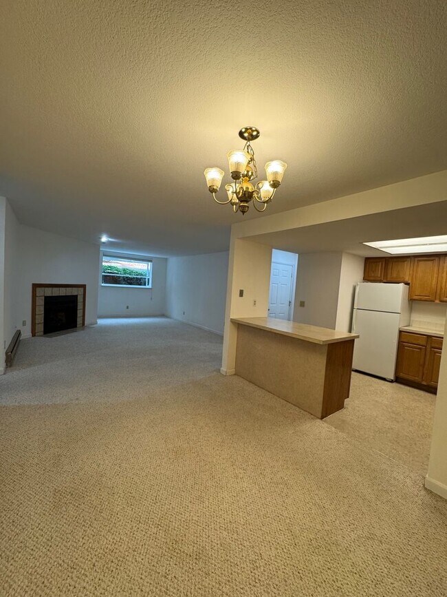 Building Photo - Cozy 2 Bed 1 Bath Condo, Wensley Court Factoria Bellevue