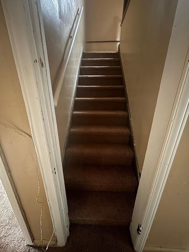 Building Photo - Cute 3 bedroom flexible and willing to work with lower credit scores