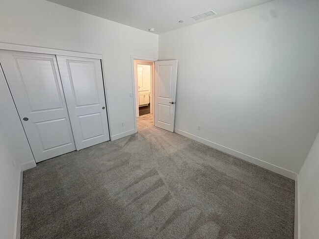 Building Photo - Beautiful 4 Bed 3 Full Bath Home with Solar in Brentwood