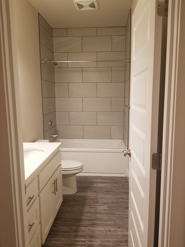 Same full Bathroom, unfurnished. - 12048 NE 109th St