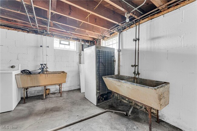 Building Photo - 3819 W 137th St