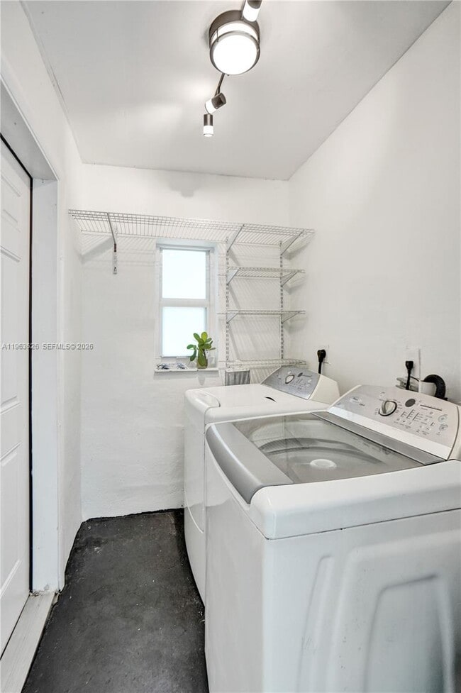 Building Photo - 1713 NE 15th Ave