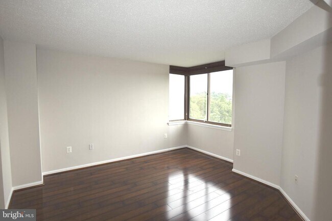 Building Photo - 10101 Grosvenor Pl