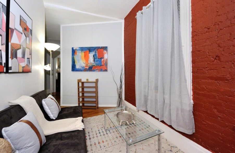 Building Photo - 440 W 45th St