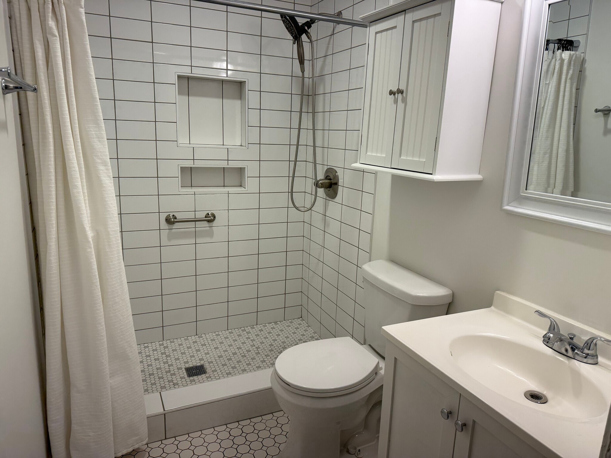Newly renovated bathroom - 5532 Knob Rd