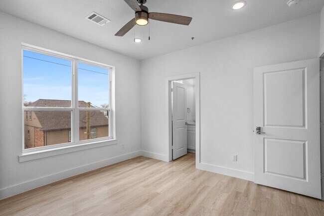 Building Photo - 2400 Benbrook Dr