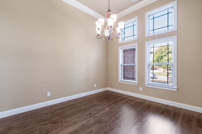Building Photo - Beautiful Luxury Home!