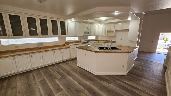 Building Photo - 4 Bedrooms near Silverado Ranch!