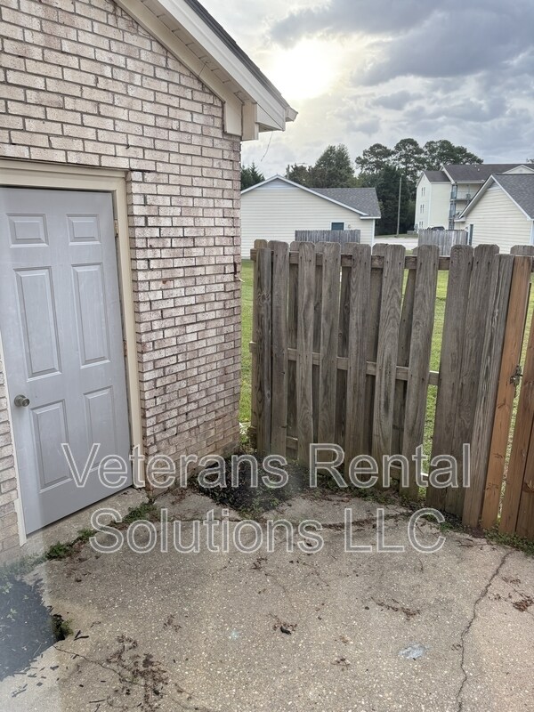 Building Photo - 410 Kirkcaldy Ct