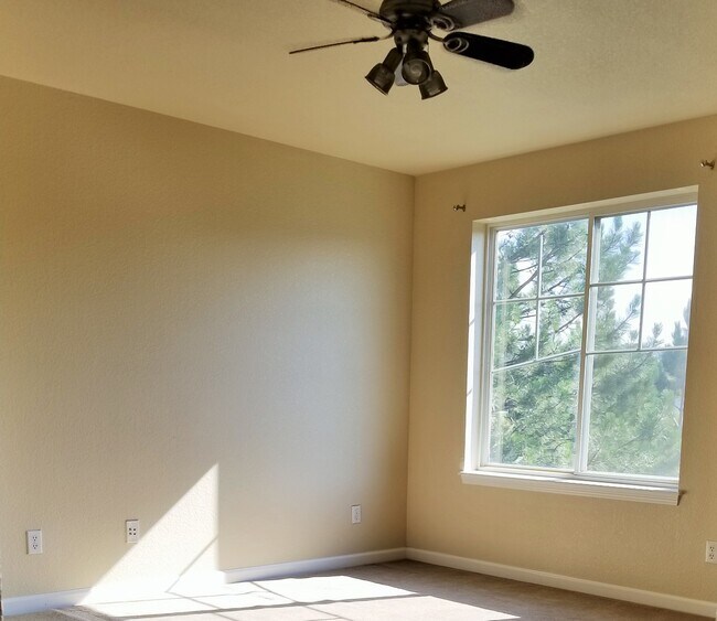 Building Photo - 3 Bedroom, 3.5 Bath End Unit Townhome, 2 C...