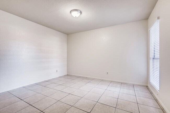 Building Photo - 2 Bedroom CONDO at a GREAT PRICE!
