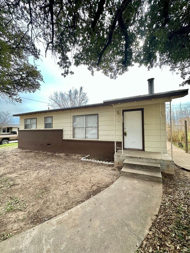 Building Photo - COMING MAY 2026 - Spacious & Centrally Located 3-Bedroom 2-Bathroom Home!