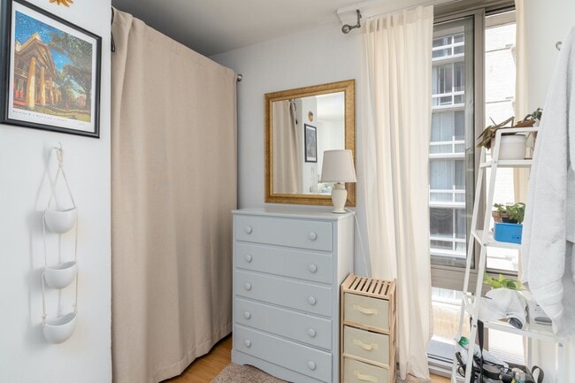 Building Photo - Sunlit 1BR Apartment with a Versatile Second Room at Claridge House