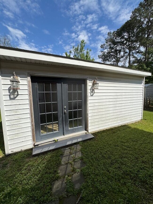 Building Photo - 103 Jessica Pl