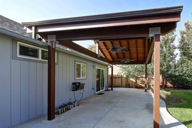 Building Photo - Updated 3 Bedroom Home on Quiet Court with Covered Patio