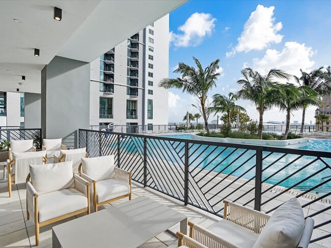 Building Photo - 601 NE 1st Ave