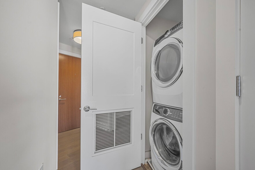 Washer/Dryer - 4960 Fairmont Ave