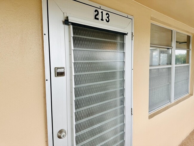 Building Photo - 213 Somerset K