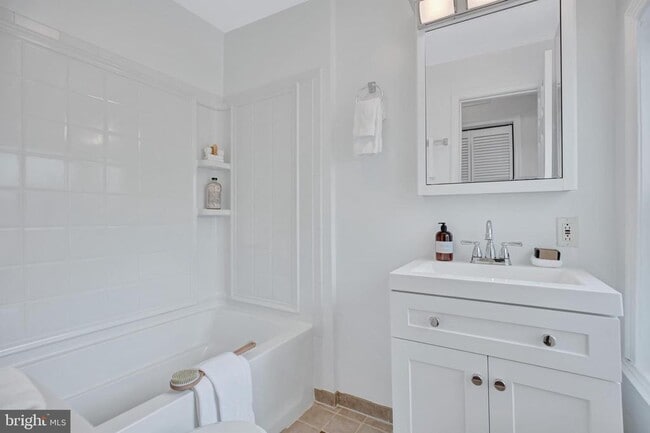 Building Photo - 1437 Duke St