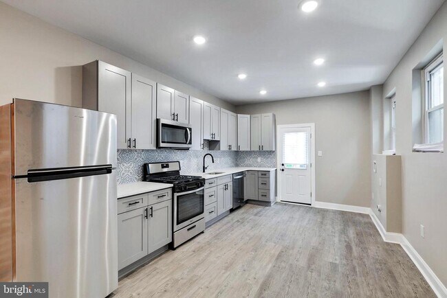 Building Photo - 6205 Elmwood Ave