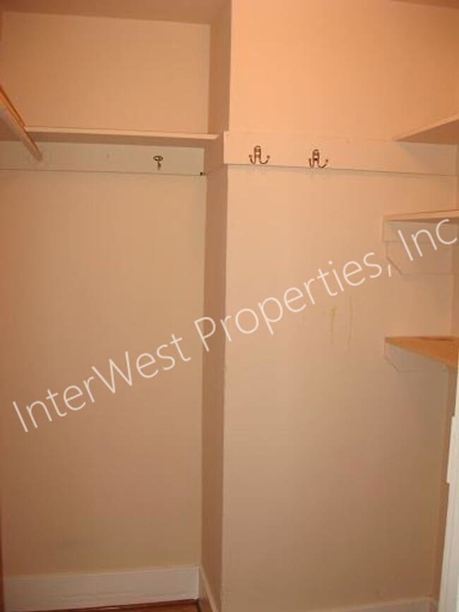 Building Photo - Studio Unit in the Alphabet Dist w/hardwoods & W/S/G included in the rent -Tudor Arms!