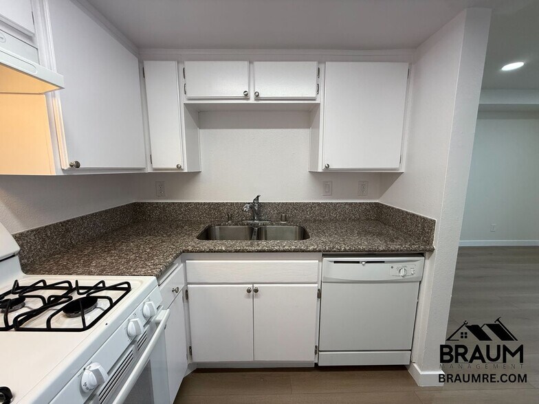 Building Photo - 5245 Riverton Ave