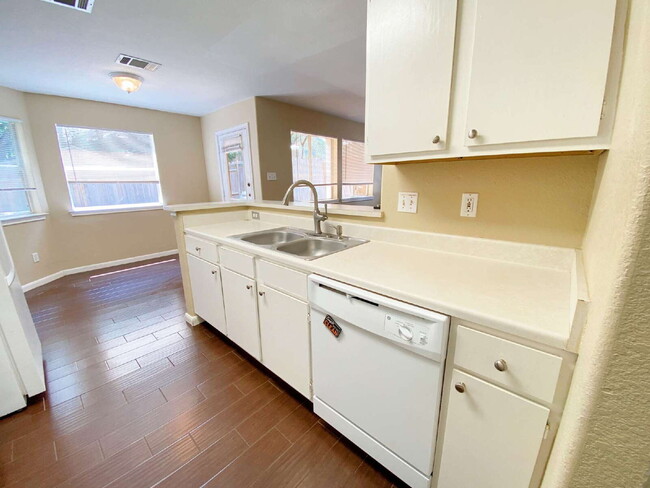 Building Photo - "Charming 3-Bedroom Gem with 2.5 Baths in Prime San Marcos Location!"