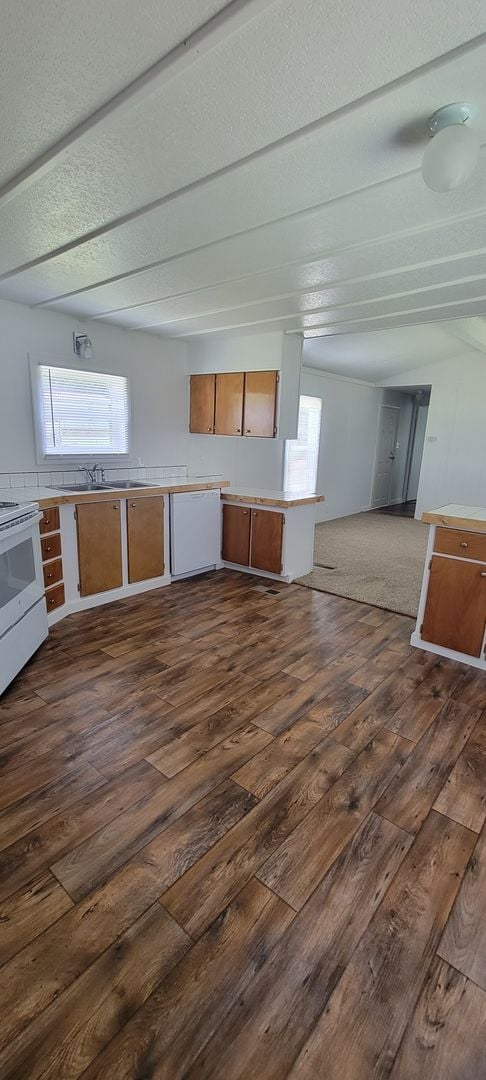 Building Photo - Ready to move in!