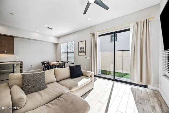 Building Photo - 4827 E Village Dr