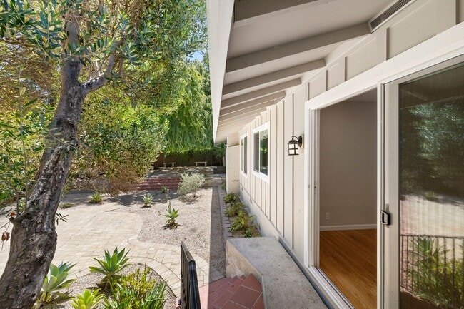 Building Photo - Spacious Menlo Park Retreat with 6 Bedroom...