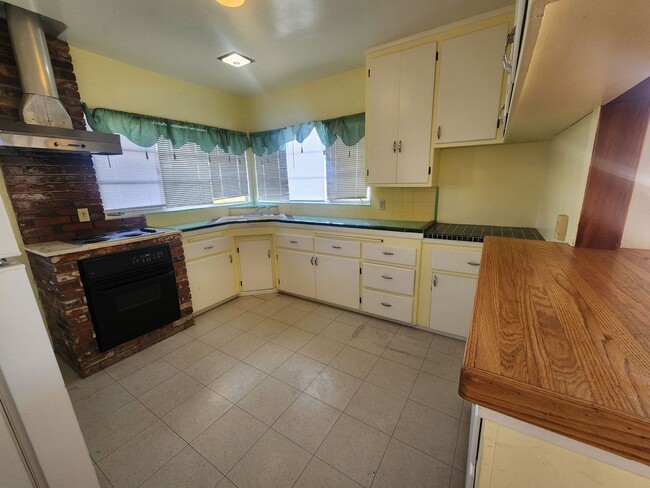 Building Photo - HIllside Property