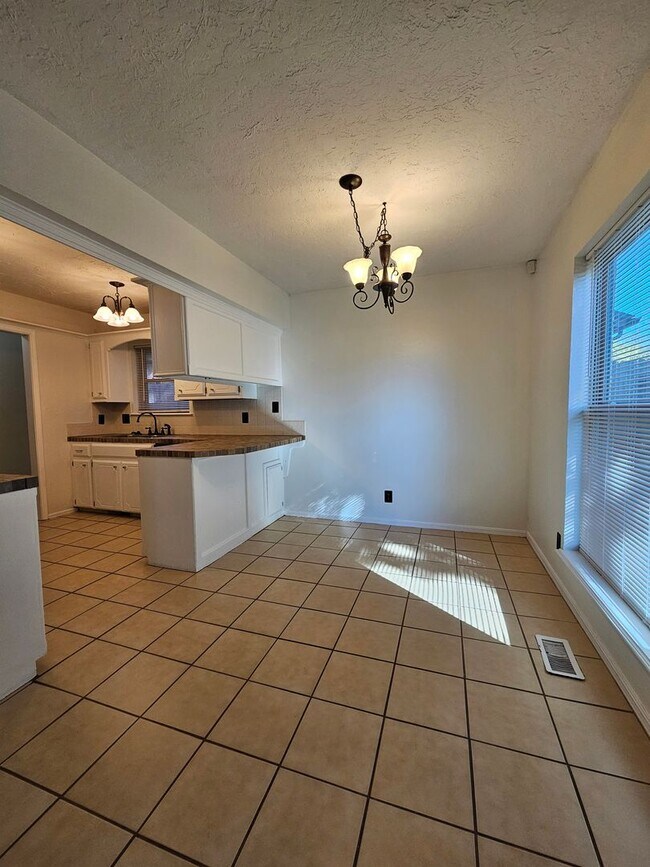 Building Photo - (3) Bed/(2) Bath Avail NOW! Oakhurst Addition!