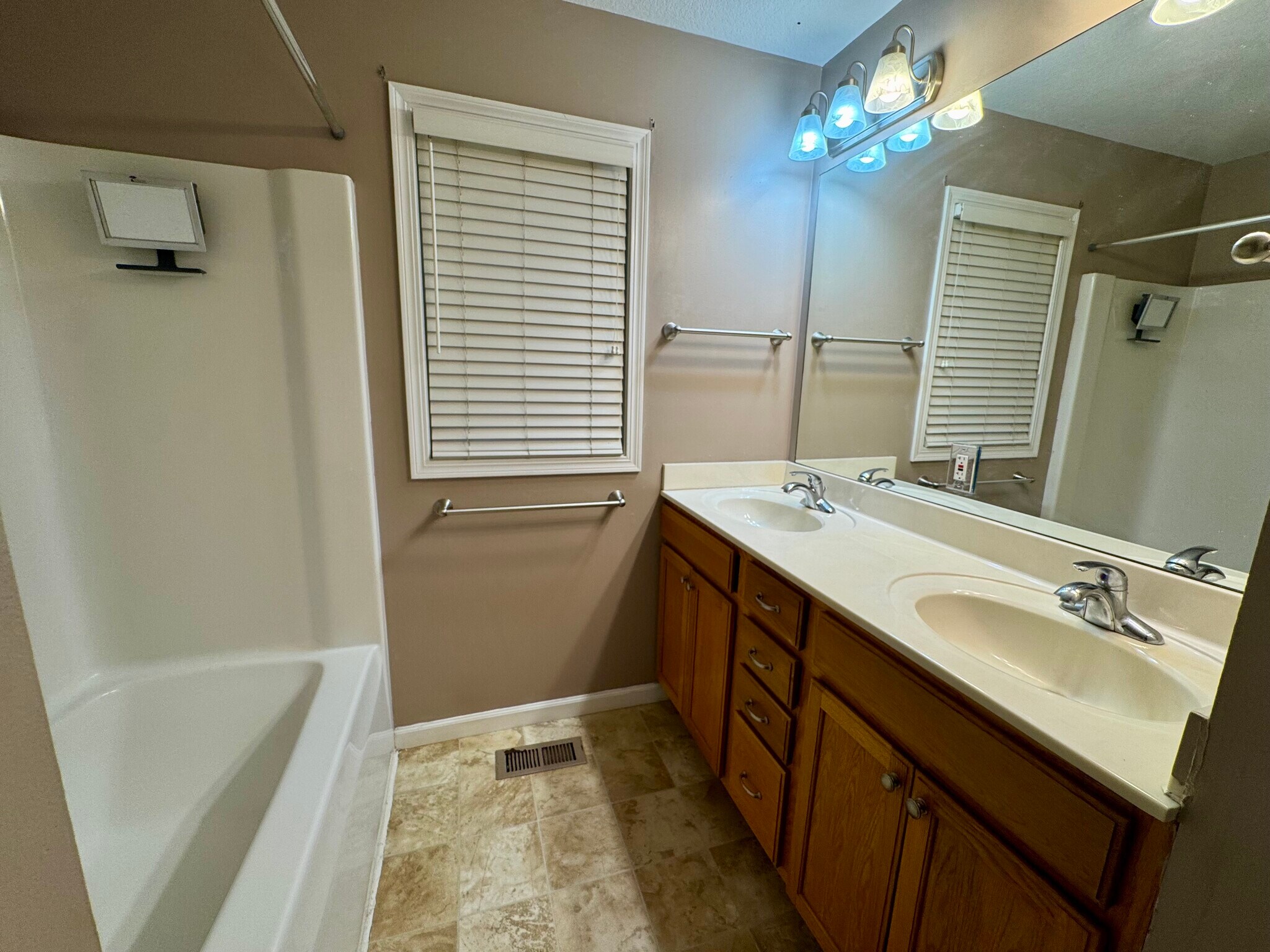Building Photo - 3054 Cherrywood Dr
