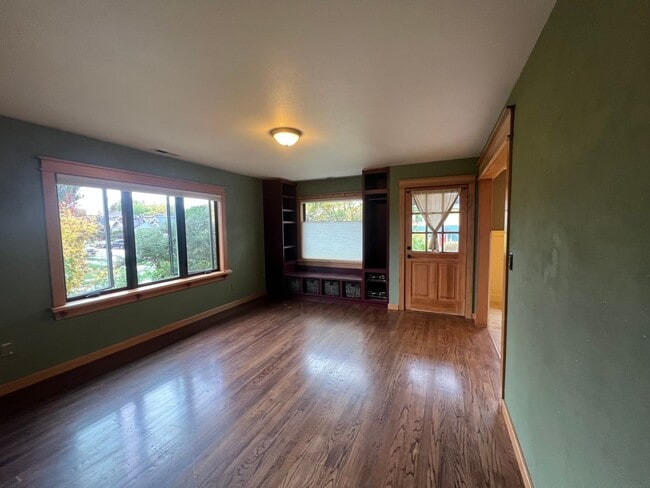 Building Photo - Cozy 2 Bedroom in Charming Everett Neighbo...