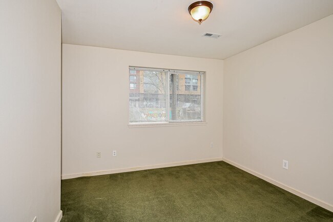Building Photo - Leasing NOW -- Excellent 7 Bedroom/3 Bathroom Unit Near UW