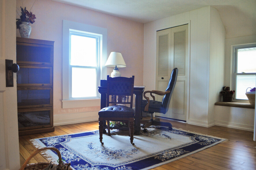 Upstairs sitting area - 7502 Borden Rd